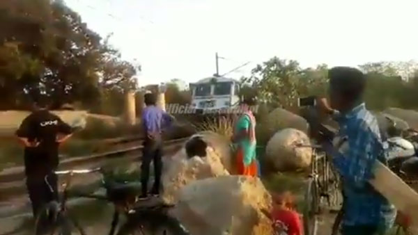 ரயில் வந்த நேரத்தில் தண்டவாளத்தில் சிக்கி கொண்ட கார்... நெஞ்சை உறைய வைக்கும் அதிர்ச்சி வீடியோ...