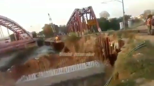 ரயில் வந்த நேரத்தில் தண்டவாளத்தில் சிக்கி கொண்ட கார்... நெஞ்சை உறைய வைக்கும் அதிர்ச்சி வீடியோ...