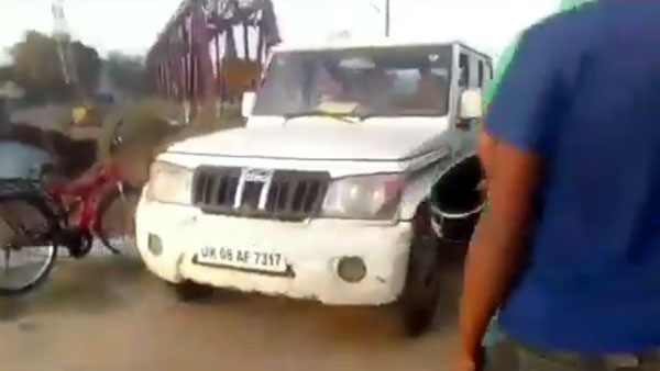 ரயில் வந்த நேரத்தில் தண்டவாளத்தில் சிக்கி கொண்ட கார்... நெஞ்சை உறைய வைக்கும் அதிர்ச்சி வீடியோ...