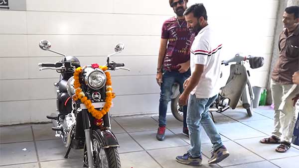 கணவனின் கண்களை துணியால் கட்டிவிட்டு அதிர்ச்சி வைத்தியம் அளித்த மனைவி... எதற்காக இப்படி செய்தார் தெரியுமா..? வீடியோ..! கணவனின் கண்களை துணியால் கட்டிவிட்டு அதிர்ச்சி வைத்தியம் அளித்த மனைவி... எதற்காக இப்படி செய்தார் தெரியுமா..? வீடியோ..!