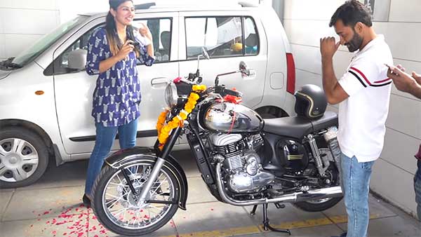 கணவனின் கண்களை துணியால் கட்டிவிட்டு அதிர்ச்சி வைத்தியம் அளித்த மனைவி... எதற்காக இப்படி செய்தார் தெரியுமா..? வீடியோ..! கணவனின் கண்களை துணியால் கட்டிவிட்டு அதிர்ச்சி வைத்தியம் அளித்த மனைவி... எதற்காக இப்படி செய்தார் தெரியுமா..? வீடியோ..!