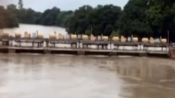 தந்தை பரிசளித்த விலை உயர்ந்த BMW காரை ஆற்றில் தள்ளிய மகன்... ஏன் என தெரிந்தால் அதிர்ந்து விடுவீர்கள் தந்தை பரிசளித்த விலை உயர்ந்த BMW காரை ஆற்றில் தள்ளிய மகன்... ஏன் என தெரிந்தால் அதிர்ந்து விடுவீர்கள்