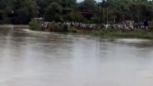 தந்தை பரிசளித்த விலை உயர்ந்த BMW காரை ஆற்றில் தள்ளிய மகன்... ஏன் என தெரிந்தால் அதிர்ந்து விடுவீர்கள் தந்தை பரிசளித்த விலை உயர்ந்த BMW காரை ஆற்றில் தள்ளிய மகன்... ஏன் என தெரிந்தால் அதிர்ந்து விடுவீர்கள்