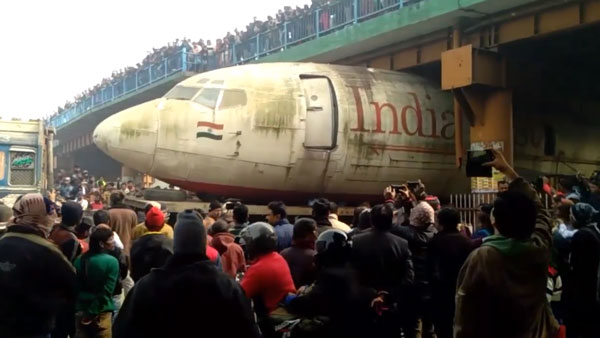 மேம்பாலத்தின்கீழ் சிக்கிய மிகப்பெரிய விமானம்.. எப்படி வெளியேற்றினார்கள் தெரியுமா..? வீடியோ..!