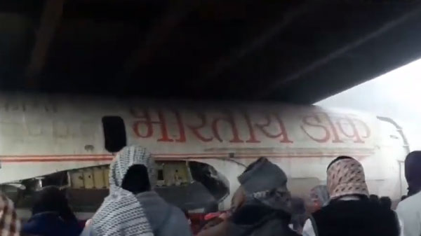 மேம்பாலத்தின்கீழ் சிக்கிய மிகப்பெரிய விமானம்.. எப்படி வெளியேற்றினார்கள் தெரியுமா..? வீடியோ..!