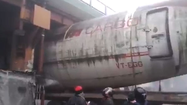 மேம்பாலத்தின்கீழ் சிக்கிய மிகப்பெரிய விமானம்.. எப்படி வெளியேற்றினார்கள் தெரியுமா..? வீடியோ..!