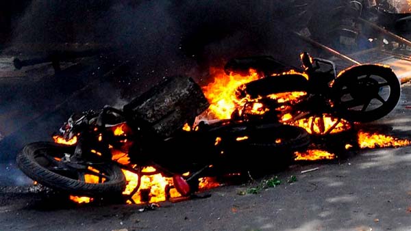 சொன்னா எங்க கேக்கறாங்க... டூ வீலர் தீப்பற்றி எரிந்ததால் சென்னையில் பரபரப்பு... காரணம் என்ன தெரியுமா? சொன்னா எங்க கேக்கறாங்க... டூ வீலர் தீப்பற்றி எரிந்ததால் சென்னையில் பரபரப்பு... காரணம் என்ன தெரியுமா?