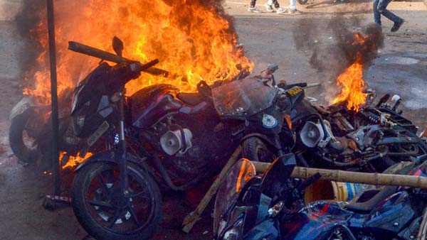 சொன்னா எங்க கேக்கறாங்க... டூ வீலர் தீப்பற்றி எரிந்ததால் சென்னையில் பரபரப்பு... காரணம் என்ன தெரியுமா? சொன்னா எங்க கேக்கறாங்க... டூ வீலர் தீப்பற்றி எரிந்ததால் சென்னையில் பரபரப்பு... காரணம் என்ன தெரியுமா?