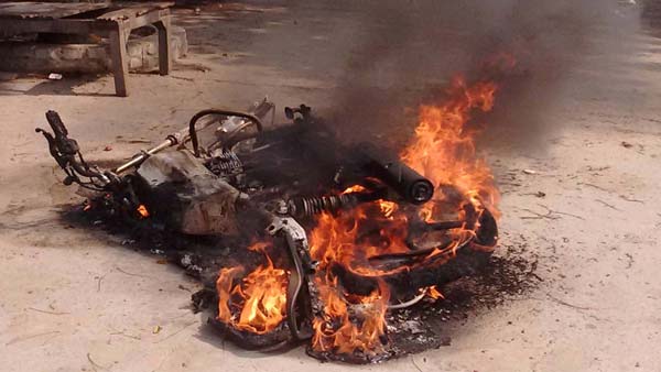 சொன்னா எங்க கேக்கறாங்க... டூ வீலர் தீப்பற்றி எரிந்ததால் சென்னையில் பரபரப்பு... காரணம் என்ன தெரியுமா? சொன்னா எங்க கேக்கறாங்க... டூ வீலர் தீப்பற்றி எரிந்ததால் சென்னையில் பரபரப்பு... காரணம் என்ன தெரியுமா?