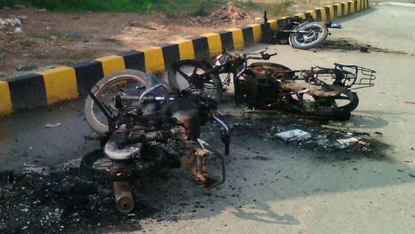 சொன்னா எங்க கேக்கறாங்க... டூ வீலர் தீப்பற்றி எரிந்ததால் சென்னையில் பரபரப்பு... காரணம் என்ன தெரியுமா? சொன்னா எங்க கேக்கறாங்க... டூ வீலர் தீப்பற்றி எரிந்ததால் சென்னையில் பரபரப்பு... காரணம் என்ன தெரியுமா?