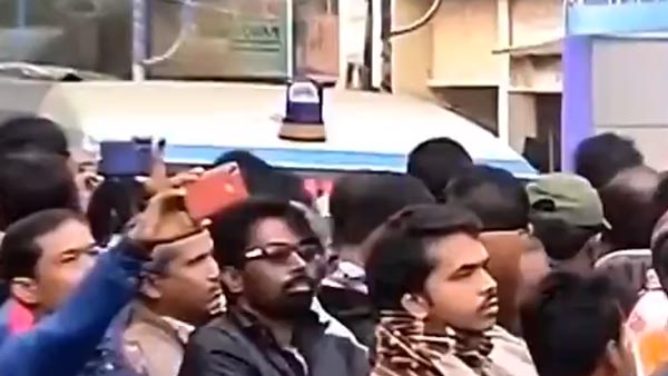 ஆம்புலன்ஸுக்கு வழி விட மறுத்த பாஜக தலைவர்... மம்தா பானர்ஜி மீது குற்றச்சாட்டு... அலப்பறையின் உச்சம்...!