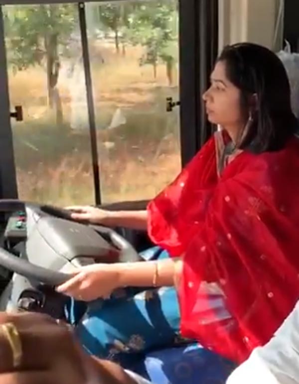 மூக்கின் மேல் விரல் வைத்த மக்கள்... அரசு பஸ்ஸை ஓட்டி சென்ற பெண் ஐஏஎஸ் அதிகாரி... எதற்காக தெரியுமா?