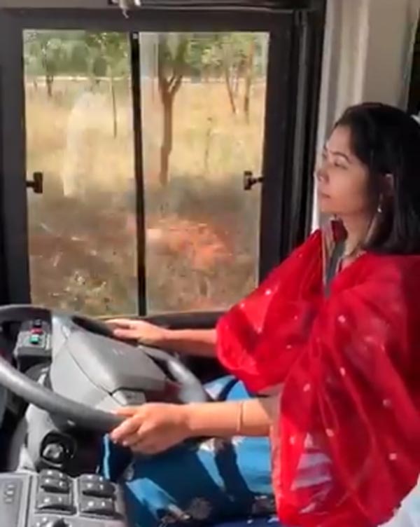 மூக்கின் மேல் விரல் வைத்த மக்கள்... அரசு பஸ்ஸை ஓட்டி சென்ற பெண் ஐஏஎஸ் அதிகாரி... எதற்காக தெரியுமா?