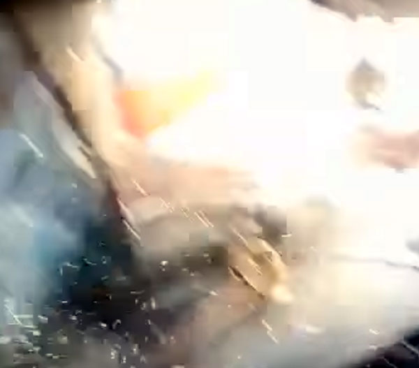 நான் பாட்டுக்கு செவனேனுதான இருந்தேன்... கார் டிரைவரை புலம்ப வைத்த கோவக்கார மாடு... வைரல் வீடியோ