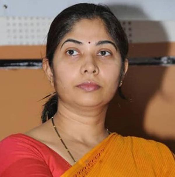 மூக்கின் மேல் விரல் வைத்த மக்கள்... அரசு பஸ்ஸை ஓட்டி சென்ற பெண் ஐஏஎஸ் அதிகாரி... எதற்காக தெரியுமா?