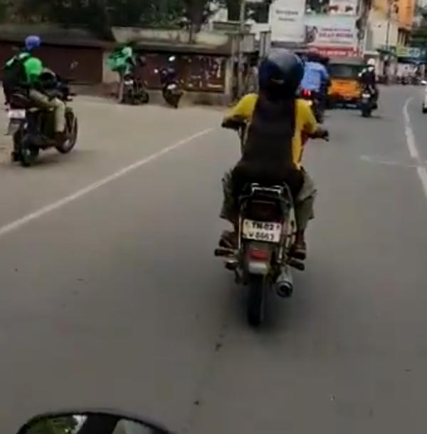 ஹெல்மெட் அணிந்து கொண்டு சென்னையை கலக்கிய நாய்! தலைவர் படத்த விடுங்க... பர்ஸ்ட் இந்த வீடியோவ பாருங்க