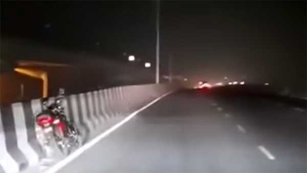 போதையில் டிரிபிள் ரைடு சென்ற இளைஞர்கள்... திடீரென மாயமாகிய அதிர்ச்சி.. வைரல் வீடியோ..! போதையில் டிரிபிள் ரைடு சென்ற இளைஞர்கள்... திடீரென மாயமாகிய அதிர்ச்சி.. வைரல் வீடியோ..!