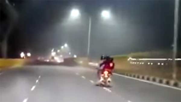 போதையில் டிரிபிள் ரைடு சென்ற இளைஞர்கள்... திடீரென மாயமாகிய அதிர்ச்சி.. வைரல் வீடியோ..! போதையில் டிரிபிள் ரைடு சென்ற இளைஞர்கள்... திடீரென மாயமாகிய அதிர்ச்சி.. வைரல் வீடியோ..!