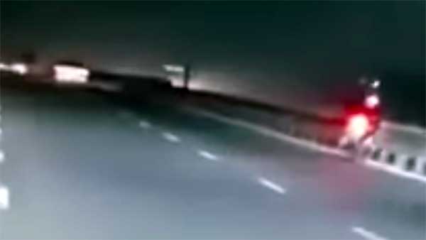 போதையில் டிரிபிள் ரைடு சென்ற இளைஞர்கள்... திடீரென மாயமாகிய அதிர்ச்சி.. வைரல் வீடியோ..! போதையில் டிரிபிள் ரைடு சென்ற இளைஞர்கள்... திடீரென மாயமாகிய அதிர்ச்சி.. வைரல் வீடியோ..!