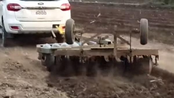 விவசாய நிலத்தை உழுத பயணிகள் கார்... ஃபோர்டு என்டீயோவரில் இத்தனை திறனா...! வீடீயோ..! விவசாய நிலத்தை உழுத பயணிகள் கார்... ஃபோர்டு என்டீயோவரில் இத்தனை திறனா...! வீடீயோ..!