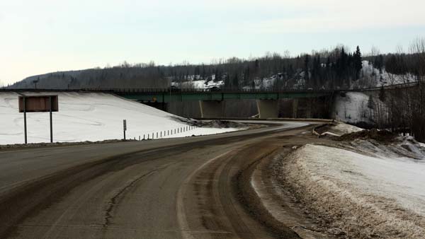 ஆவிகளின் லாரியிடம் தப்பித்தால் அமானுஷ்ய மிருகங்கள் கொல்ல வரும்... நரகத்திற்கு கூட்டி செல்லும் சாலை