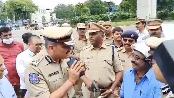 போக்குவரத்துத்துறை அமைச்சரை அதிர வைத்த டிராஃபிக் போலீஸார்... அதிர்ச்சியில் தொண்டர்கள்!