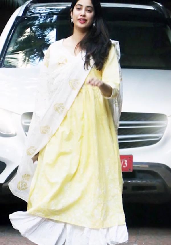 ஸ்ரீதேவி மகள் ஜான்வி கபூர் வாங்கிய புத்தம் புதிய சொகுசு கார்... அடேங்கப்பா இவ்ளோ தொகை கொடுத்து இதுக்கா வாங்கினாங்க..?