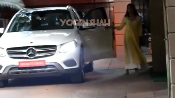 ஸ்ரீதேவி மகள் ஜான்வி கபூர் வாங்கிய புத்தம் புதிய சொகுசு கார்... அடேங்கப்பா இவ்ளோ தொகை கொடுத்து இதுக்கா வாங்கினாங்க..?