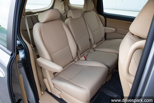 இது காரா? இல்ல சாலையில் ஓடும் உல்லாச கப்பலா? சந்தேகத்தை ஏற்படுத்தும் கியா கார்னிவல்... அவ்ளோ சொகுசு