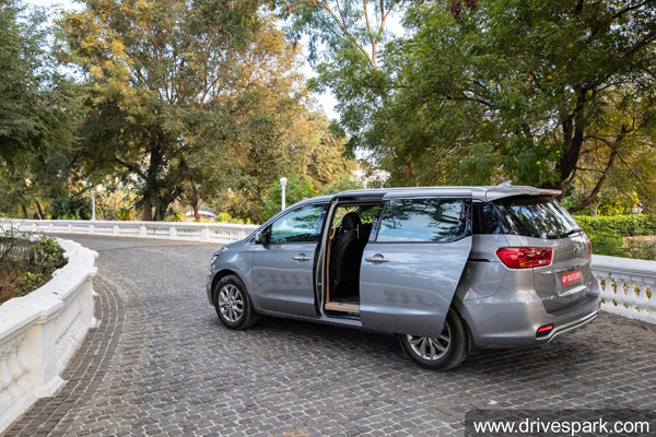 இது காரா? இல்ல சாலையில் ஓடும் உல்லாச கப்பலா? சந்தேகத்தை ஏற்படுத்தும் கியா கார்னிவல்... அவ்ளோ சொகுசு