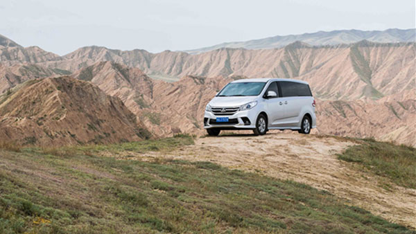 முதல்முறையாக இந்தியாவில் தரிசனம் கொடுத்த எம்ஜி எம்பிவி கார்