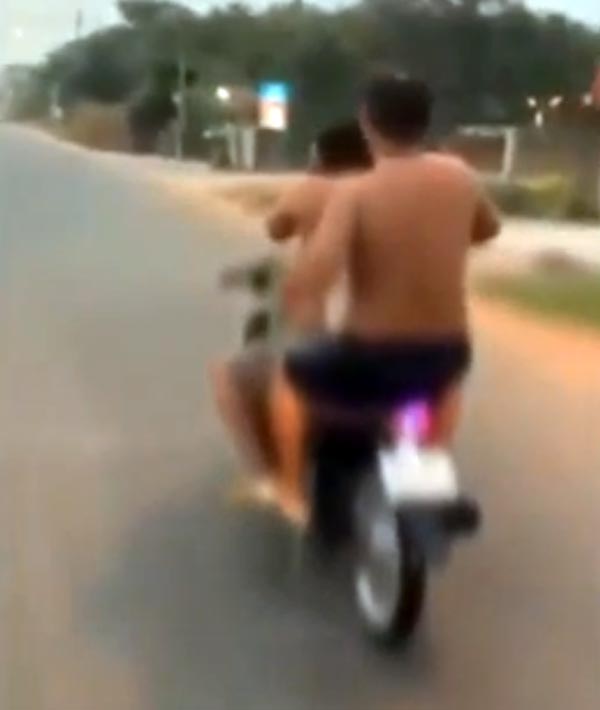 டூவீலர் ஓட்டி கொண்டே குளித்த இளைஞர்கள்... எதற்காக தெரியுமா? காட்டு தீயாய் பரவும் வீடியோ!!