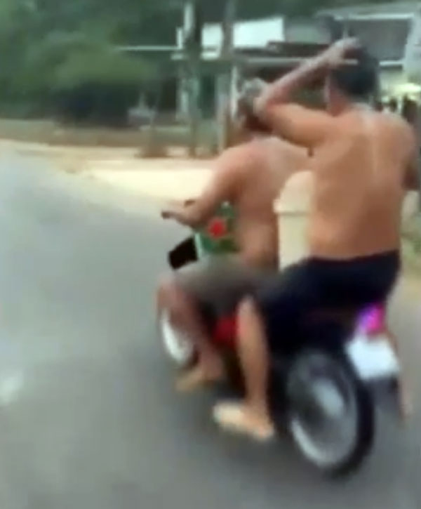 டூவீலர் ஓட்டி கொண்டே குளித்த இளைஞர்கள்... எதற்காக தெரியுமா? காட்டு தீயாய் பரவும் வீடியோ!!