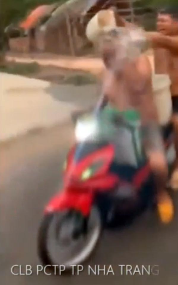 டூவீலர் ஓட்டி கொண்டே குளித்த இளைஞர்கள்... எதற்காக தெரியுமா? காட்டு தீயாய் பரவும் வீடியோ!!