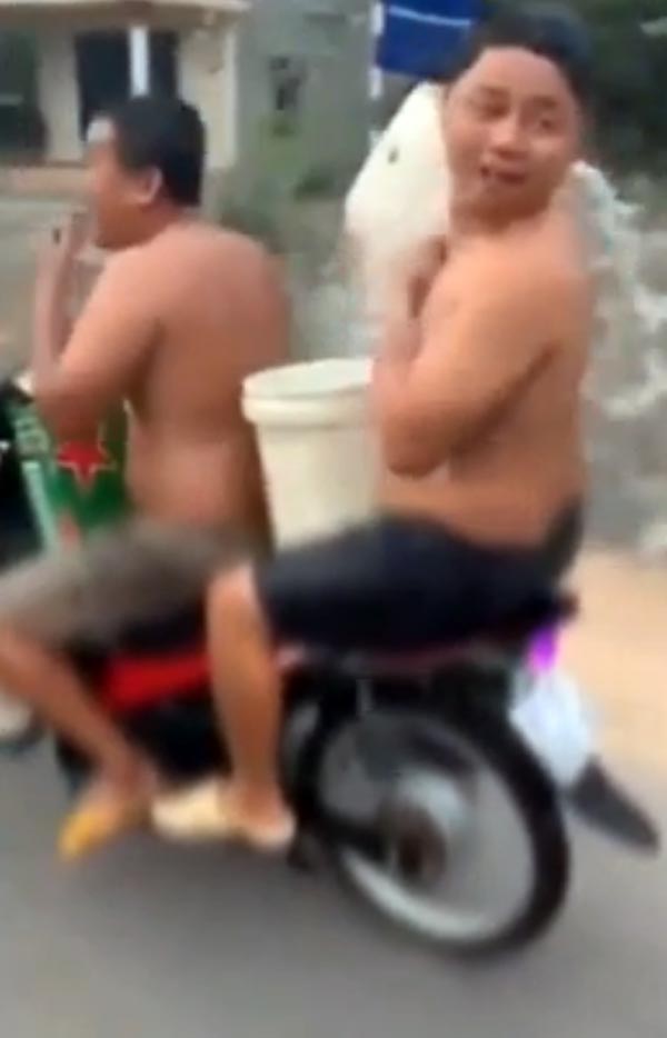 டூவீலர் ஓட்டி கொண்டே குளித்த இளைஞர்கள்... எதற்காக தெரியுமா? காட்டு தீயாய் பரவும் வீடியோ!!