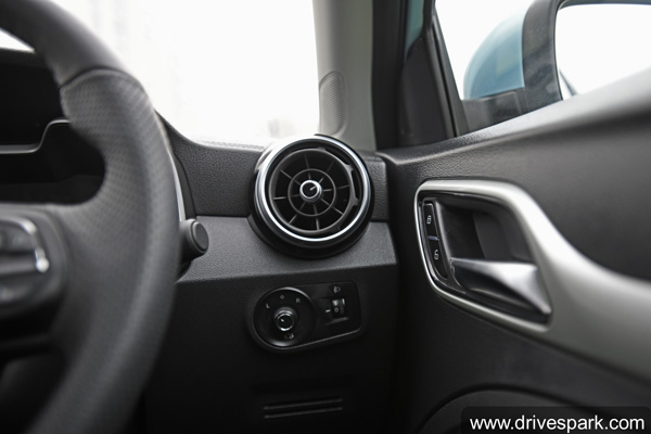 ஒரு கிமீ ஓட்ட 1 ரூபாய் கூட ஆகாது... எம்ஜி இஸட்எஸ் எலெக்ட்ரிக் கார் வந்தாச்சு! விலை எவ்வளவு தெரியுமா?