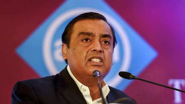 இந்தியாவில் டெஸ்லா காரை சொந்தமாக வைத்துள்ளவர்கள் இவர்கள் இருவர் மட்டும் தான்..!