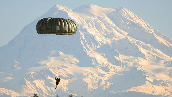 விமானங்களில் பயணிகளின் பாதுகாப்பிற்கு பாராசூட் வழங்கப்படாது... ஏன் தெரியுமா? அதிர வைக்கும் காரணம்