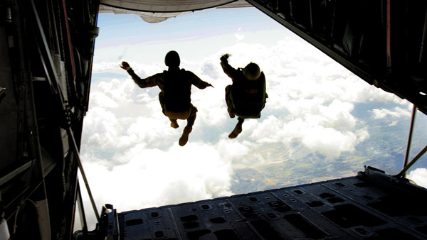 விமானங்களில் பயணிகளின் பாதுகாப்பிற்கு பாராசூட் வழங்கப்படாது... ஏன் தெரியுமா? அதிர வைக்கும் காரணம்