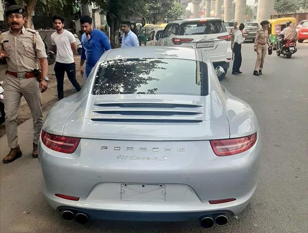 நம்பர் பிளேட் இல்லாததல் ரூ. 27.68 லட்சம் அபராதம்... அடேங்கப்பா, யாருயா அந்த அதிர்ஷ்டசாலி..!