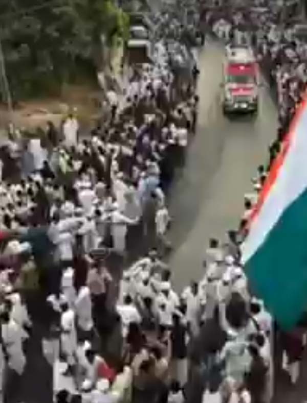 இது இந்தியாடா... ஆம்புலன்சுக்கு அழகாய் வழி கொடுத்த போராட்டக்காரர்கள்... புல்லரிக்க வைக்கும் வீடியோ!