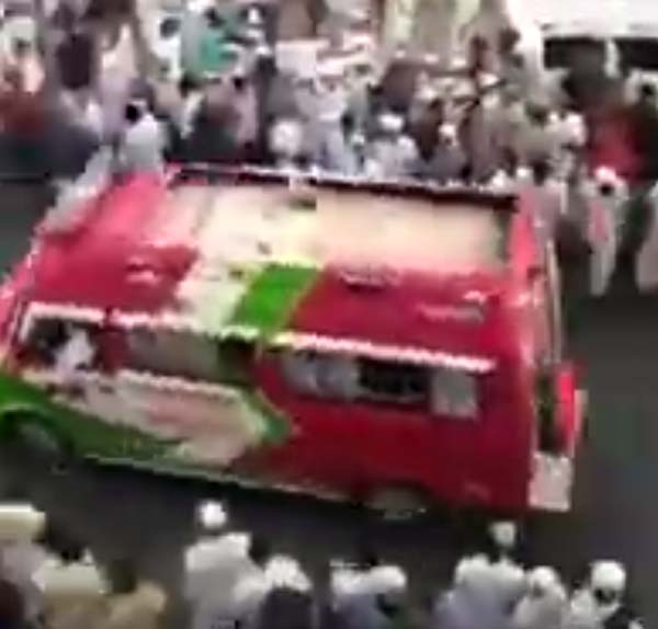 இது இந்தியாடா... ஆம்புலன்சுக்கு அழகாய் வழி கொடுத்த போராட்டக்காரர்கள்... புல்லரிக்க வைக்கும் வீடியோ!