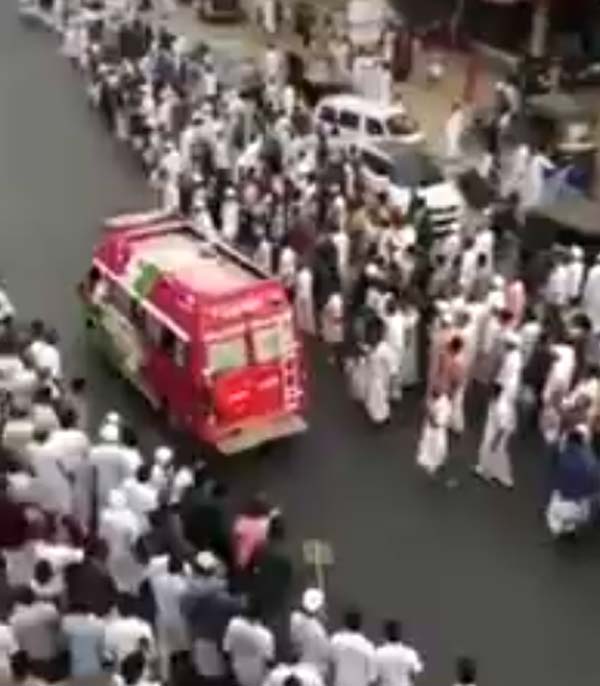 இது இந்தியாடா... ஆம்புலன்சுக்கு அழகாய் வழி கொடுத்த போராட்டக்காரர்கள்... புல்லரிக்க வைக்கும் வீடியோ!