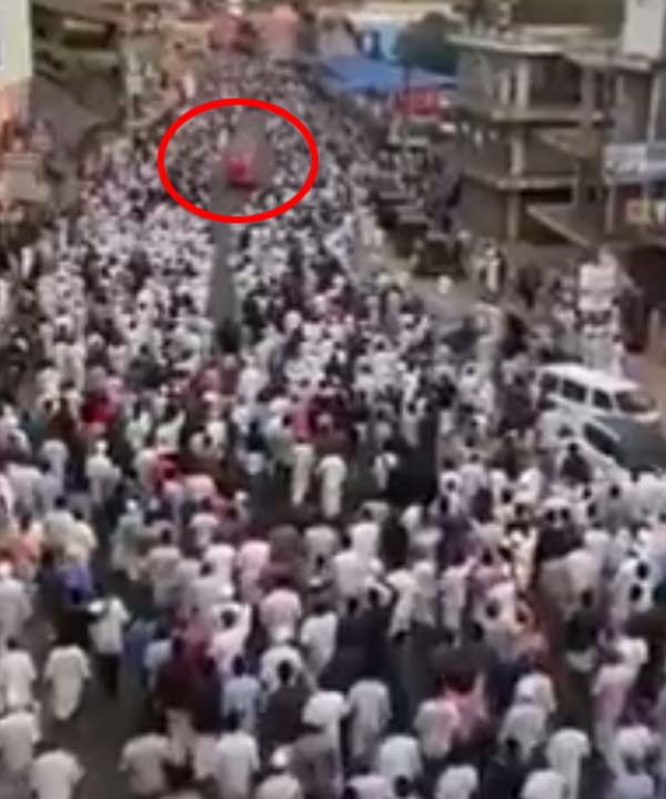 இது இந்தியாடா... ஆம்புலன்சுக்கு அழகாய் வழி கொடுத்த போராட்டக்காரர்கள்... புல்லரிக்க வைக்கும் வீடியோ!