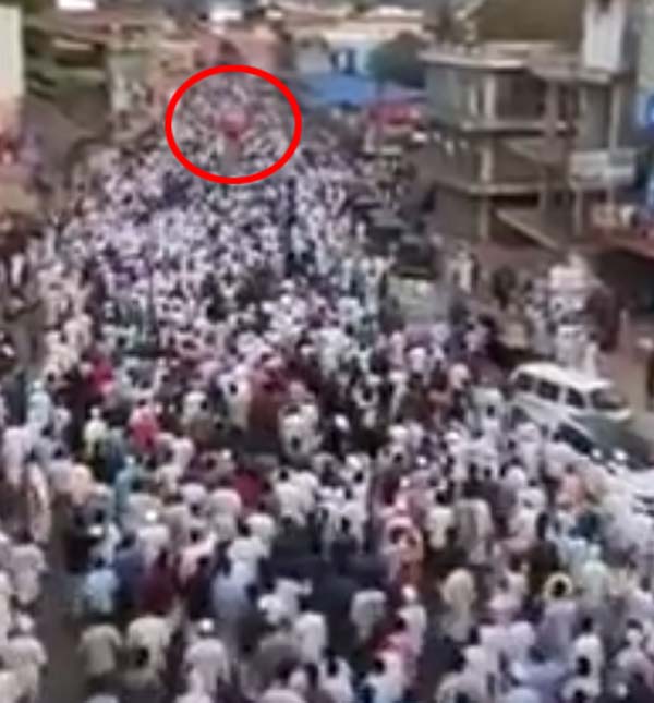 இது இந்தியாடா... ஆம்புலன்சுக்கு அழகாய் வழி கொடுத்த போராட்டக்காரர்கள்... புல்லரிக்க வைக்கும் வீடியோ!