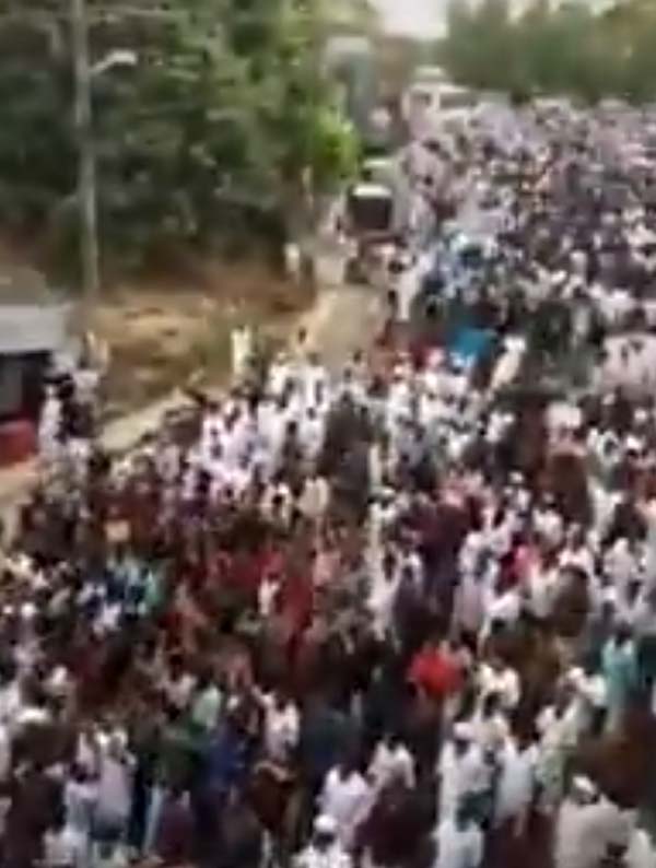 இது இந்தியாடா... ஆம்புலன்சுக்கு அழகாய் வழி கொடுத்த போராட்டக்காரர்கள்... புல்லரிக்க வைக்கும் வீடியோ!