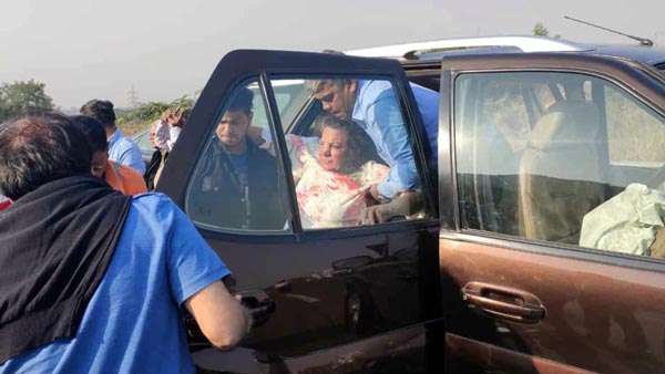 கார் விபத்தில் காயமடைந்த பிரபல நடிகை... யார் என்று தெரிந்தால் நொறுங்கி போயிருவீங்க...