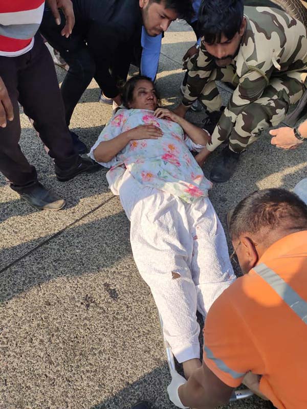 கார் விபத்தில் காயமடைந்த பிரபல நடிகை... யார் என்று தெரிந்தால் நொறுங்கி போயிருவீங்க...