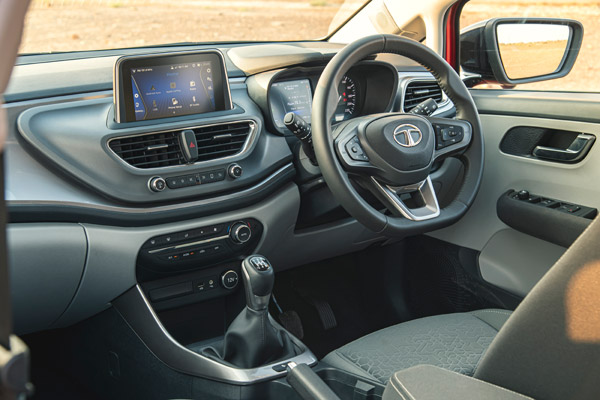 உலக நாடுகளை மூக்கின் மேல் விரல் வைக்க வைத்த டாடா கார்... விலை தெரிந்தால் நீங்களும் வாங்கிடுவீங்க...