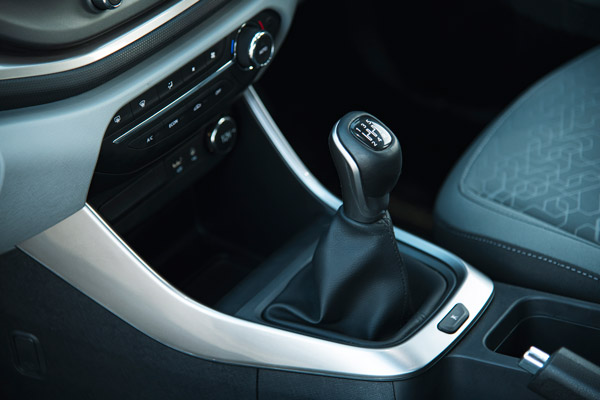 உலக நாடுகளை மூக்கின் மேல் விரல் வைக்க வைத்த டாடா கார்... விலை தெரிந்தால் நீங்களும் வாங்கிடுவீங்க...